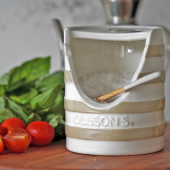 Salt pinch pot with spoon