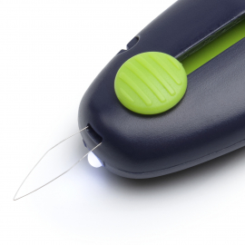 LED NEEDLE THREADER